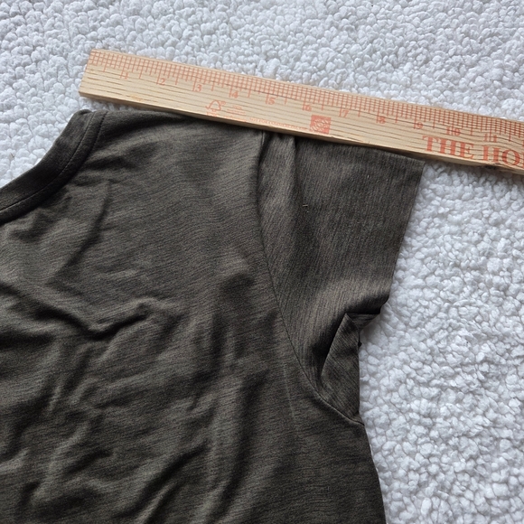 Vuori performance pocket tee in a dark heather green or olive Oversized - Picture 7 of 7